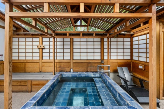 Shoji with roof